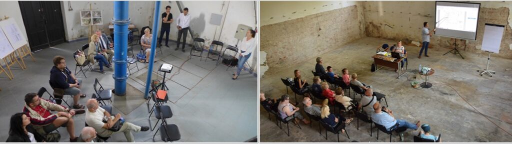 2 połączone zdjęcia. Na pierwszym i drugim zdjęciu grupa osób siedzących w pomieszczeniu  na krzesłach i słuchających prezentacji